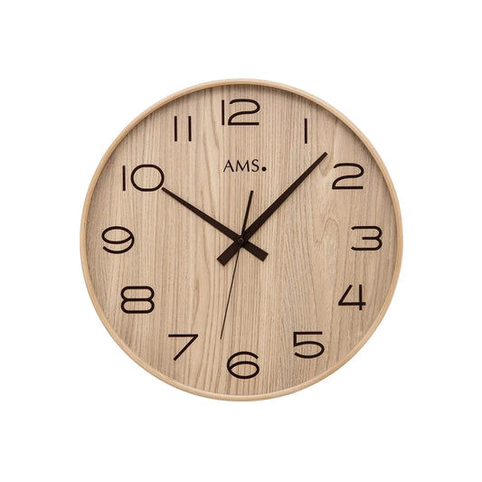 Runde AMS-Wanduhr mit Naturholz-Zifferblatt, schwarzen Zahlen, Zeigern und Mineralglas-Abdeckung.