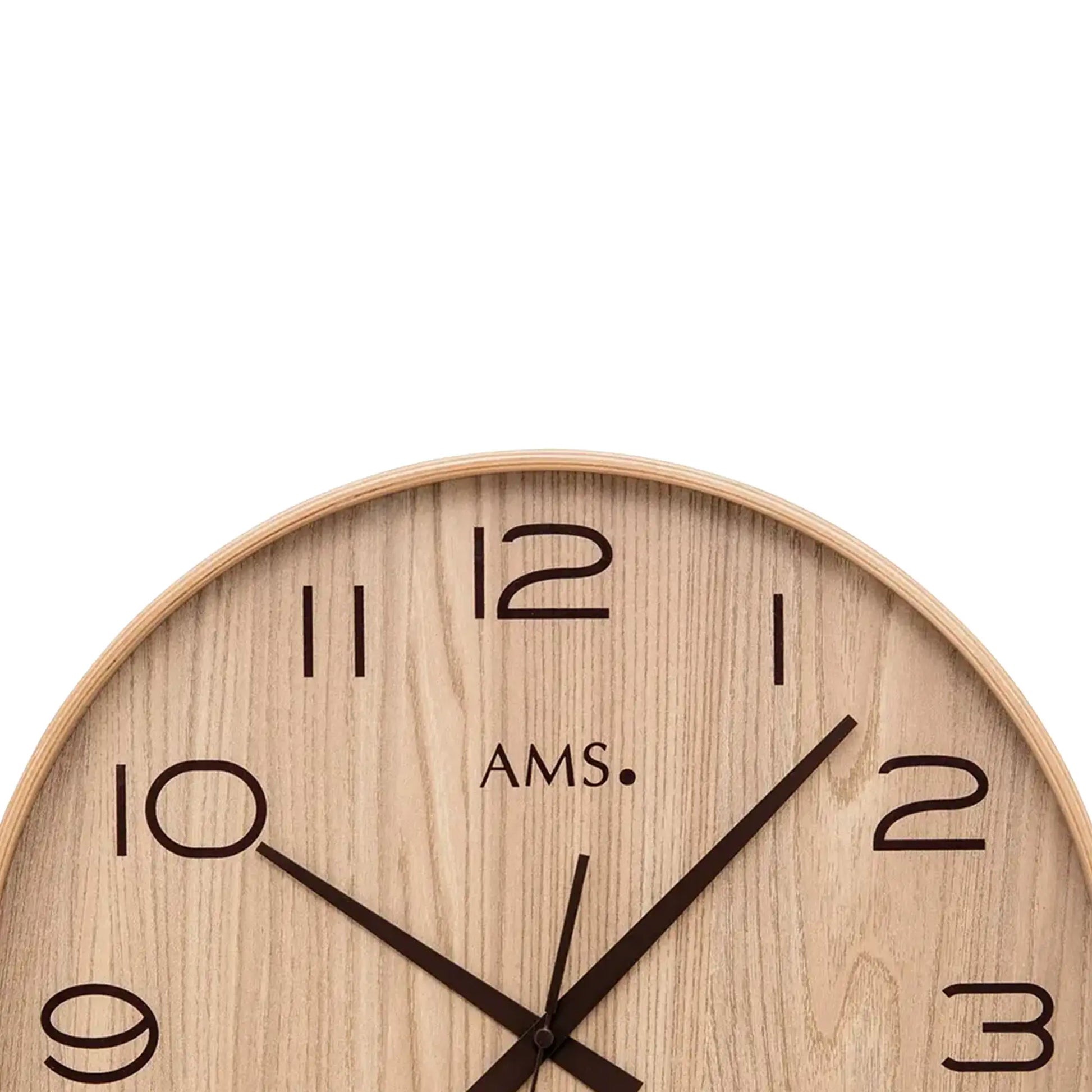 AMS-Wanduhr im Detail: Naturholz-Zifferblatt, schwarze Ziffern 10–3 und Zeigerkreuz.