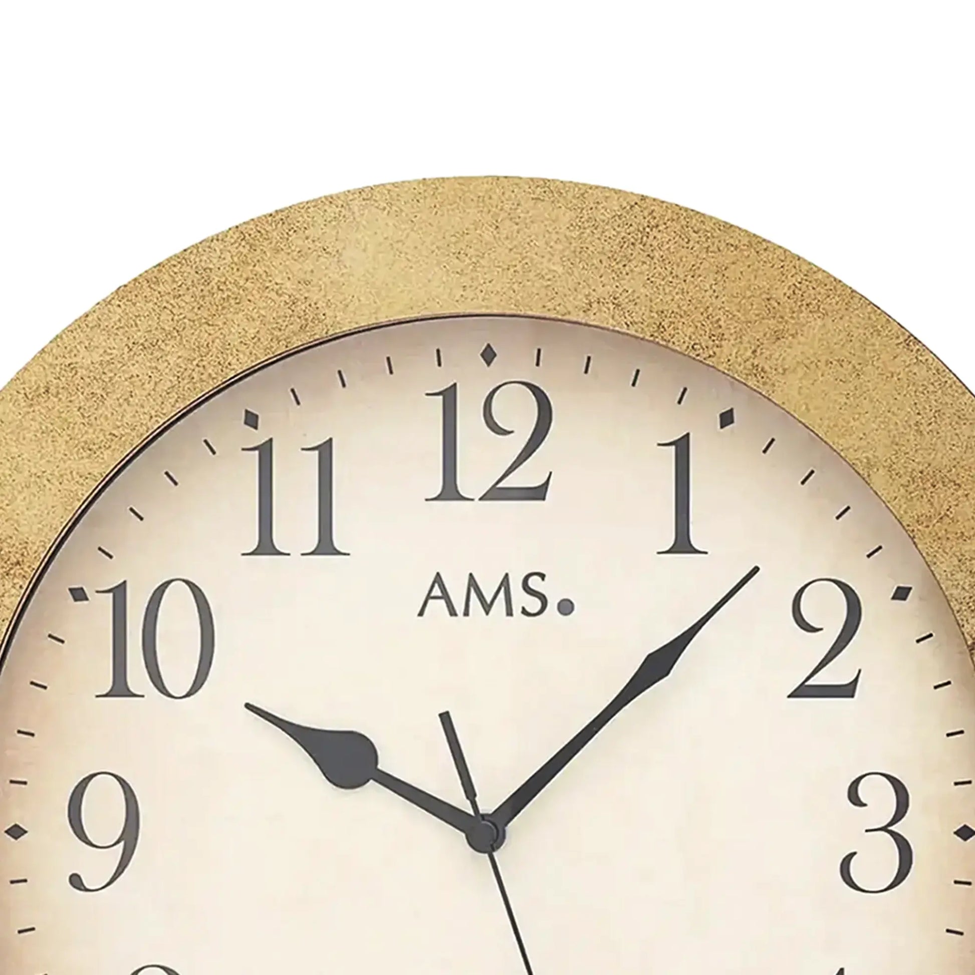 AMS Wanduhr: beiges Zifferblatt, schwarze Zeiger, antik-goldener Metallrahmen