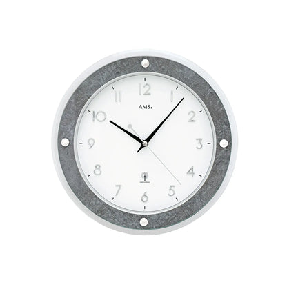 Runde Funk-Wanduhr: grauer Außenring, weißes Zifferblatt mit schwarzen Zeigern und Zahlen
