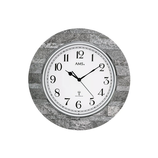 Runde Wanduhr: graues meliertes Gehäuse, silberner Rahmen, weißes Ziffernblatt mit AMS.