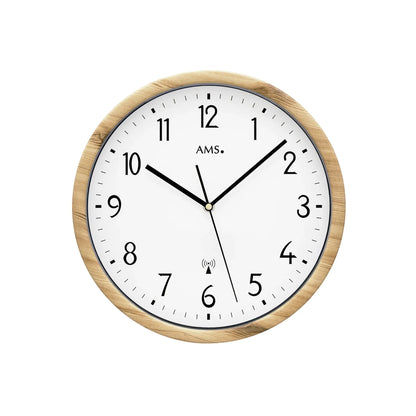Wanduhr in Holzoptik mit Funkanzeige, weißem Ziffernblatt und schwarzen Zeigern