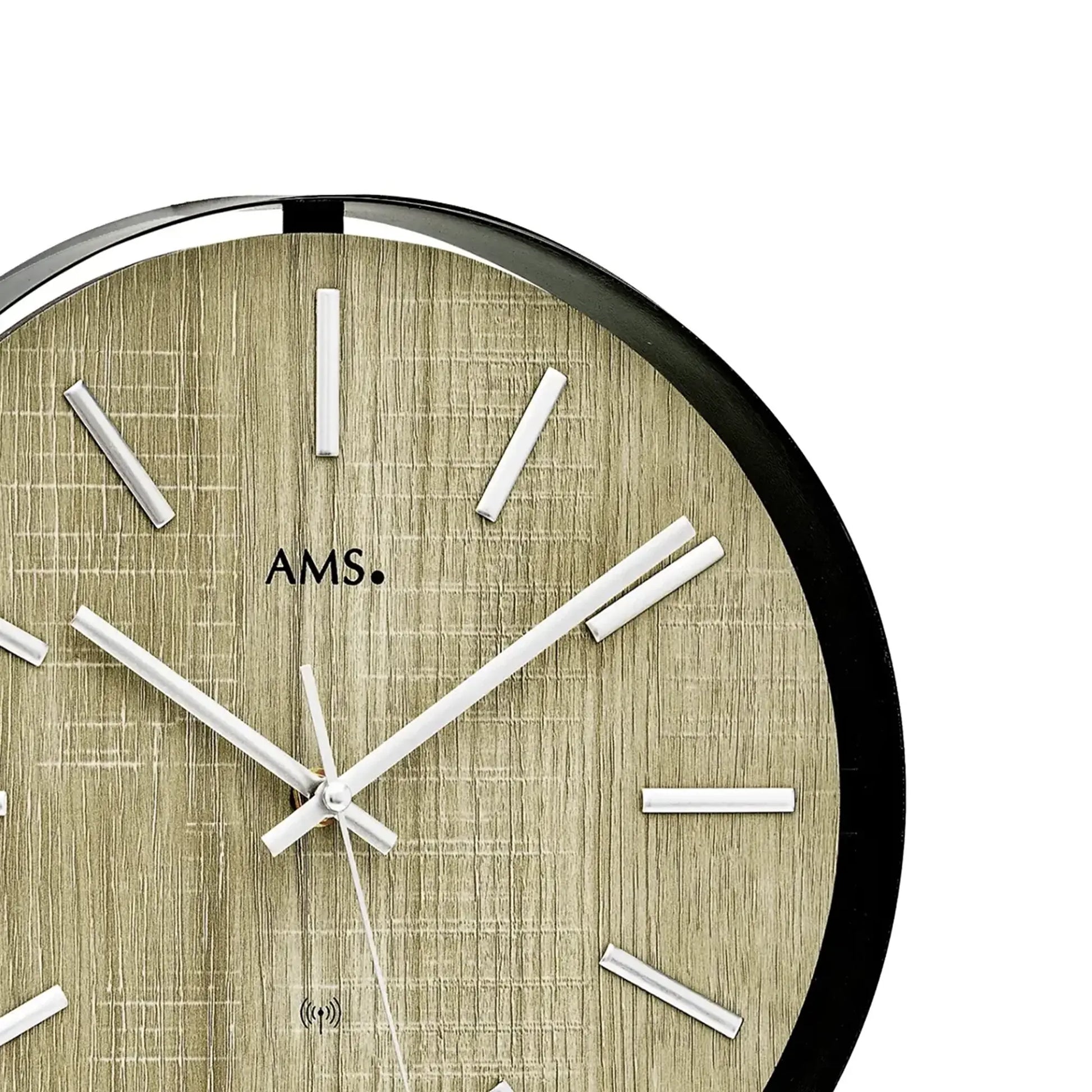 AMS Funk-Wanduhr mit gold-beiger Strukturziffernblatt, silbernen Zeigern und AMS-Schriftzug