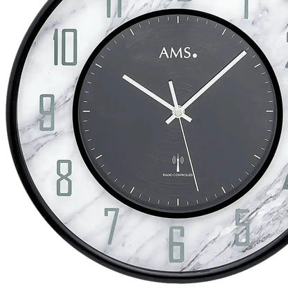 AMS Wanduhr mit schwarzem Rahmen, dunklem Ziffernblatt und Ziffern im Mineralglas-Look