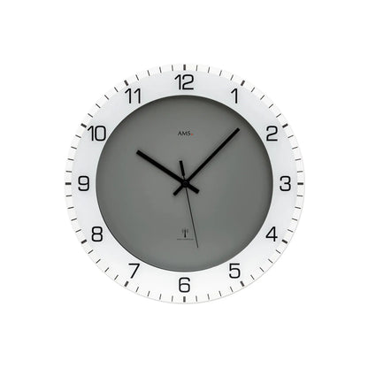 Runde Wanduhr mit anthrazitfarbenem Zifferblatt, weißem Ziffernring und schwarzen Zeigern