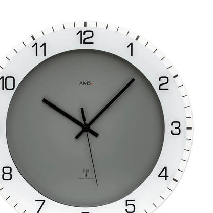 Anthrazitfarbene Wanduhr mit weißem Ziffernring, schwarzen Zeigern und Mineralglas