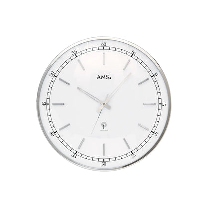 Runde Wanduhr mit silberfarbenem Gehäuse, weißem Zifferblatt und gebogenem Mineralglas