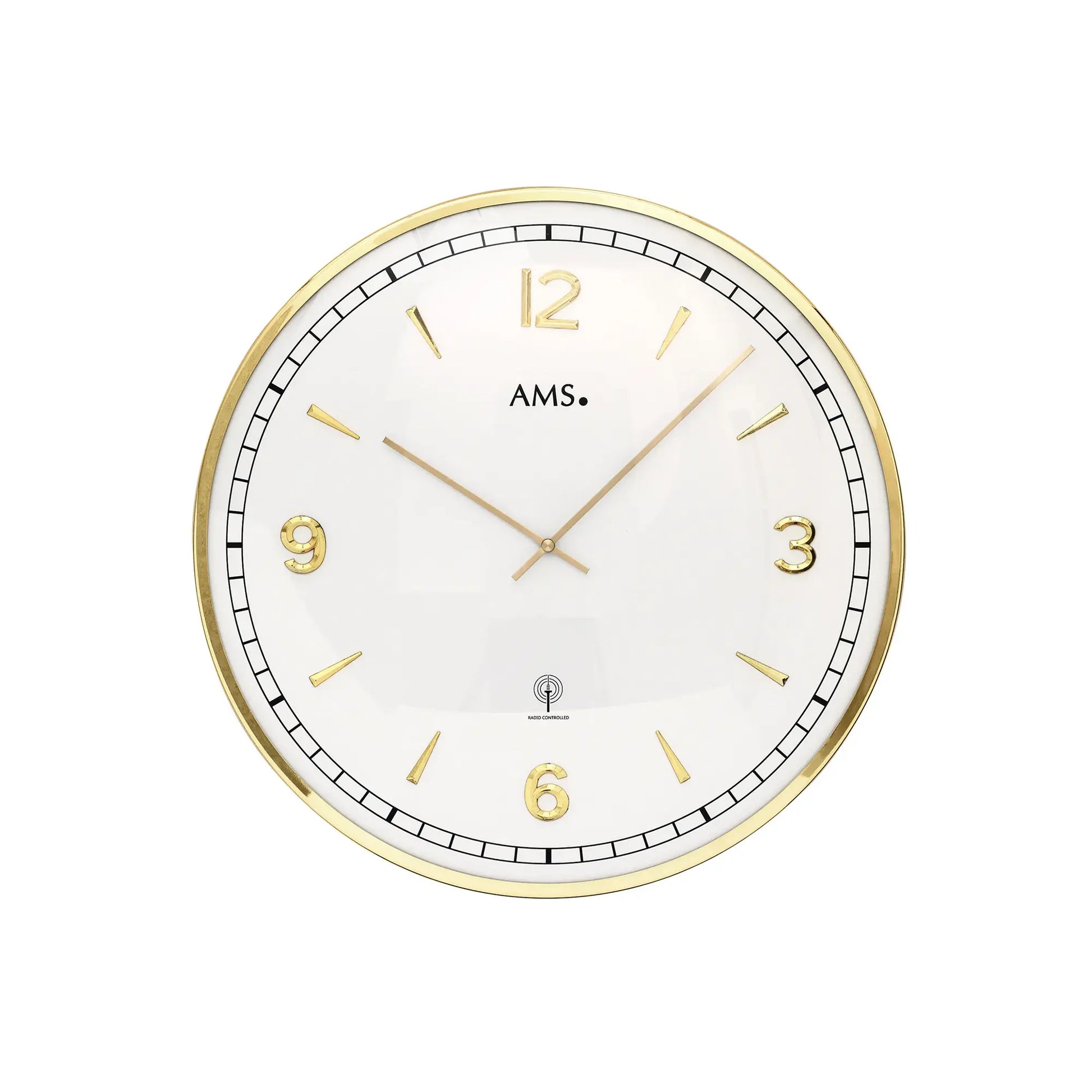 Wanduhr im Detail: goldener Rand, weißes Ziffernblatt mit Ziffern und Zeigern