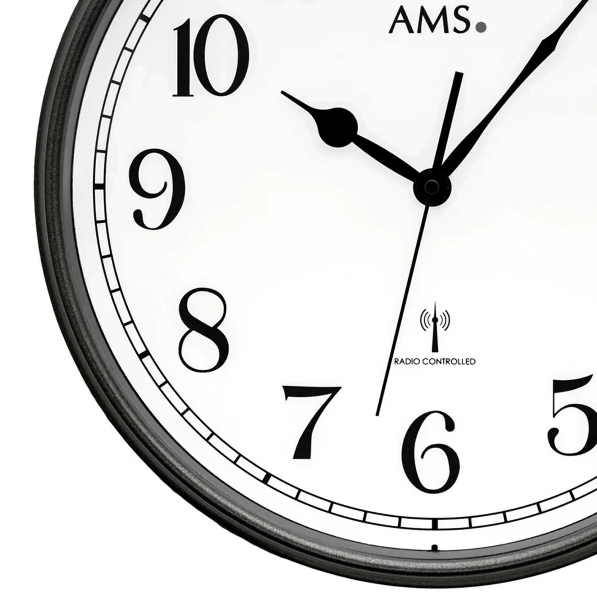 AMS Funk-Wanduhr mit dunklem Rahmen, schwarzem Zifferblatt und Funk-Symbol, Mineralglas