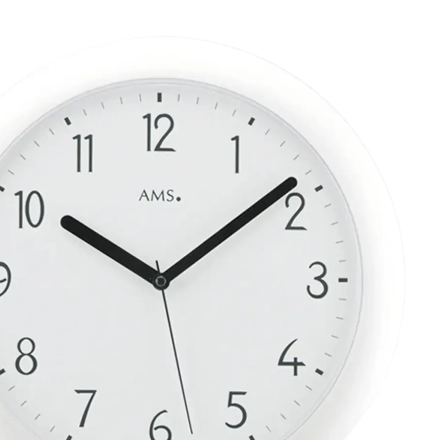 Weiße runde Wanduhr mit schwarzen Zeigern und Ziffern, AMS-Logo.