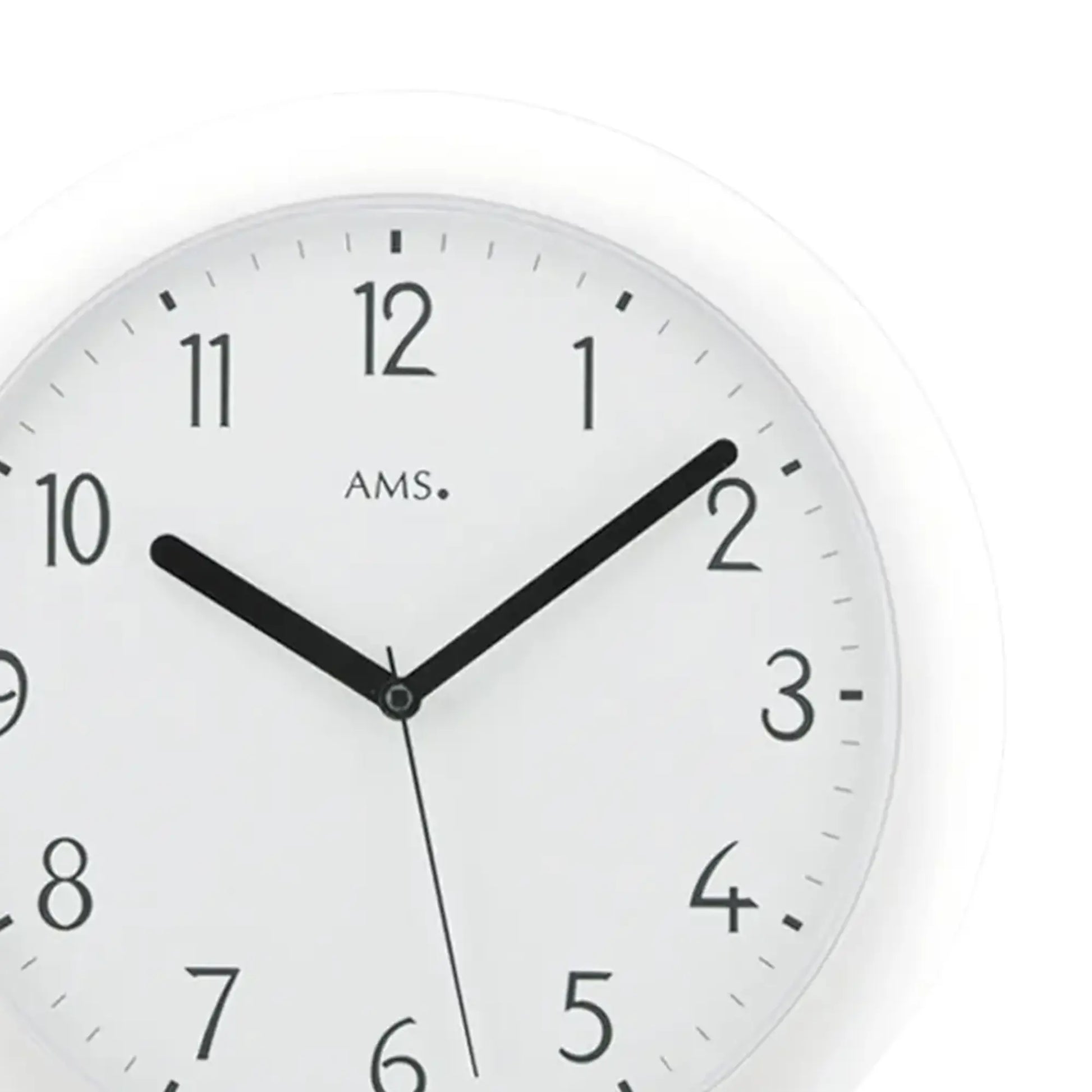 Weiße runde Wanduhr mit schwarzen Zeigern und Ziffern, AMS-Logo.