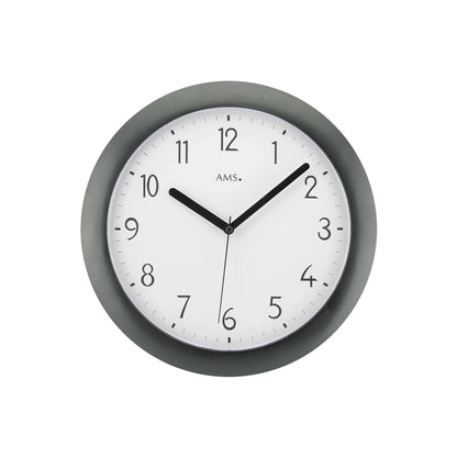 Funk-Wanduhr mit schwarzem Kunststoffgehäuse, weißem Ziffernblatt und schwarzen Zeigern