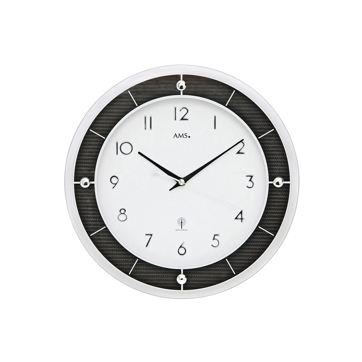 Wanduhr mit weißem Zifferblatt, schwarzen Zeigern und AMS-Schriftzug, Funkuhr
