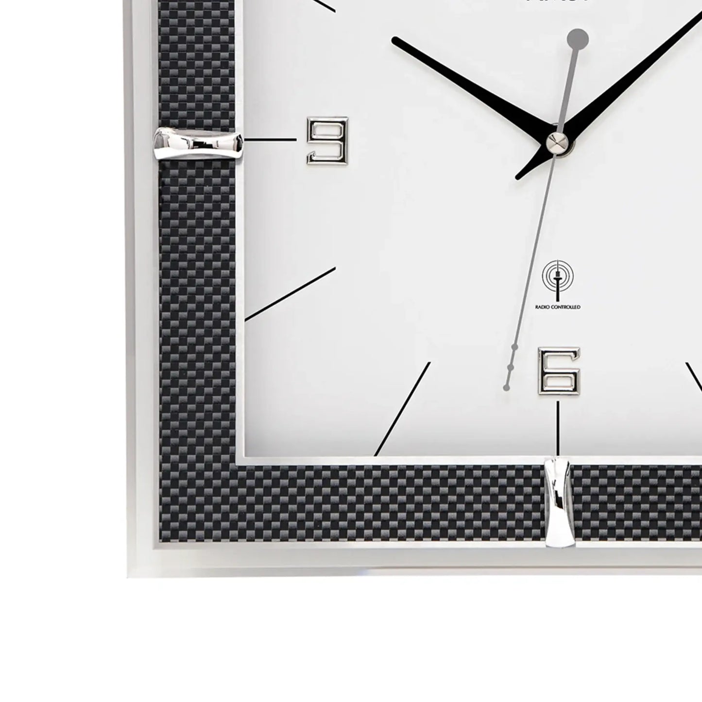 Funk-Wanduhr mit schwarzem Carbon-Rahmen, silbernen Stundenmarken und Zeigern