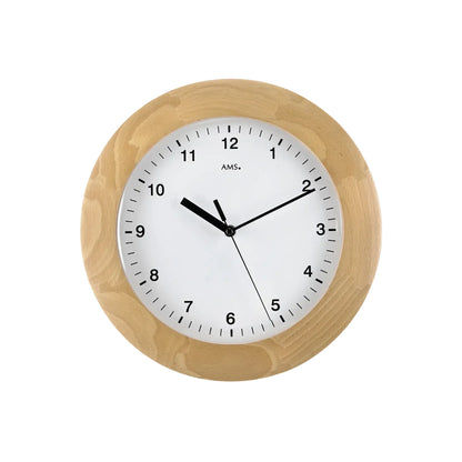 Runde Wanduhr mit hellem Holzgehäuse, weißem Zifferblatt und schwarzen Zeigern