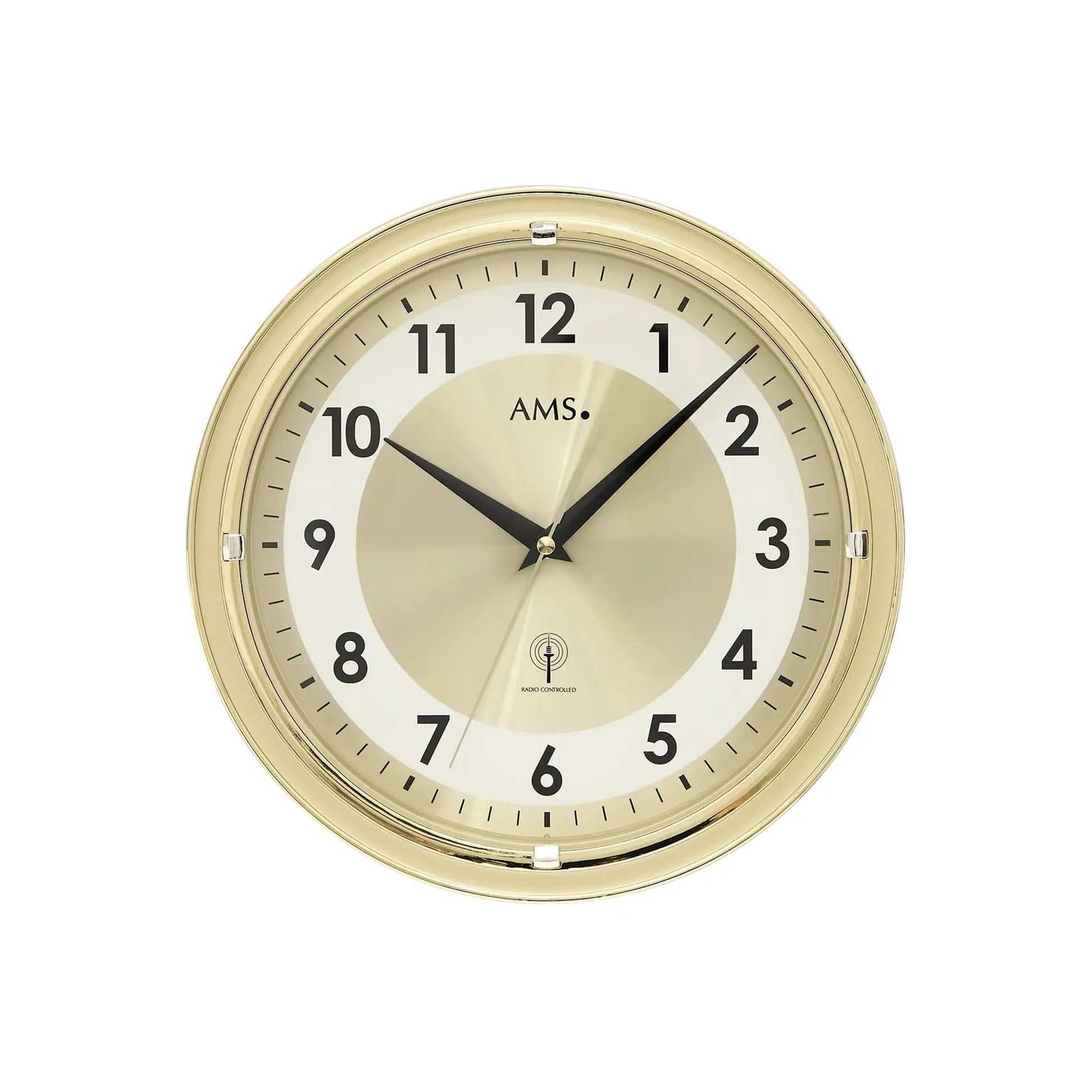 AMS Wanduhr mit Messingrahmen, beigem Zifferblatt, schwarzen arabischen Ziffern und Zeigern