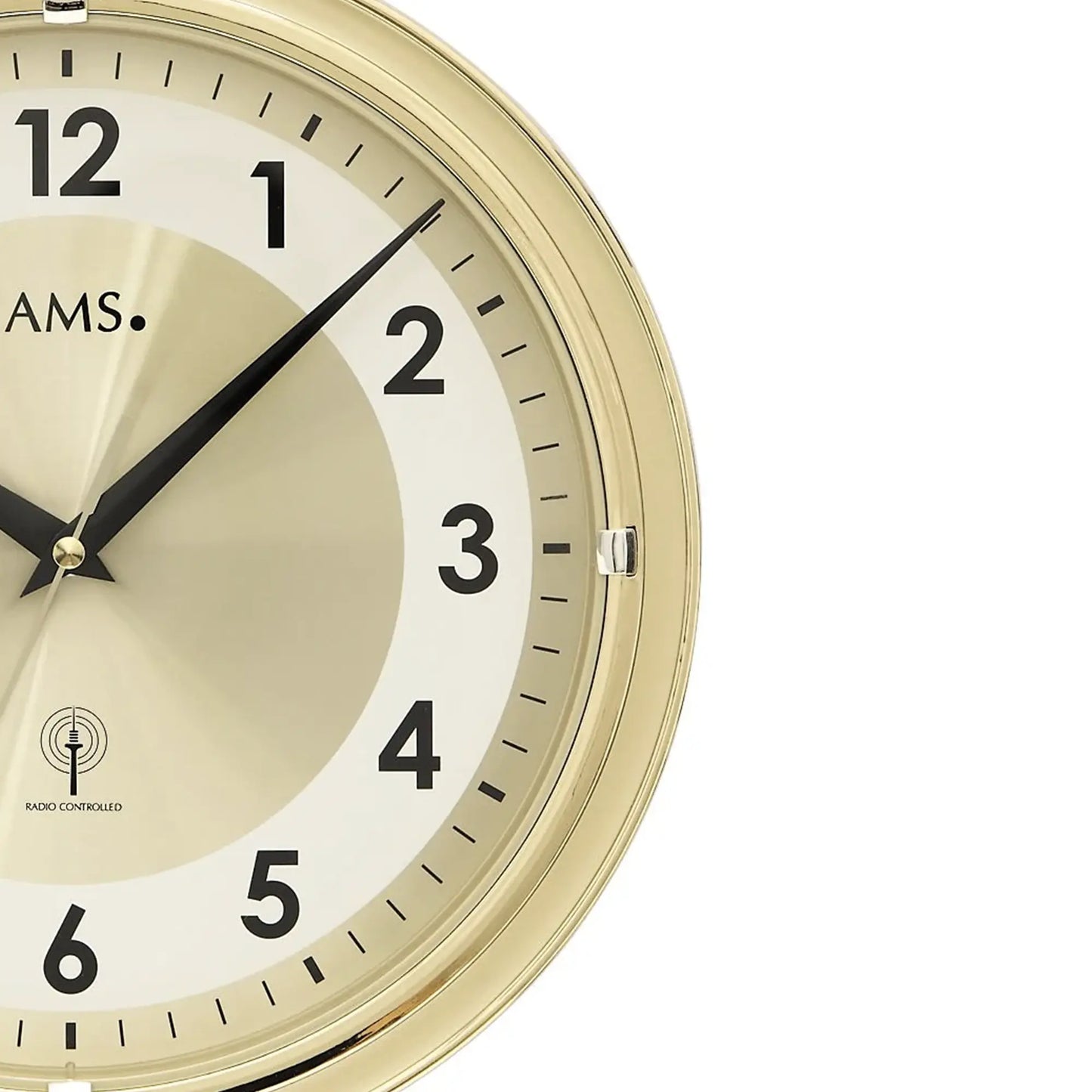 AMS Funk-Wanduhr: Messingrahmen, beiges Zifferblatt, schwarze arabische Ziffern