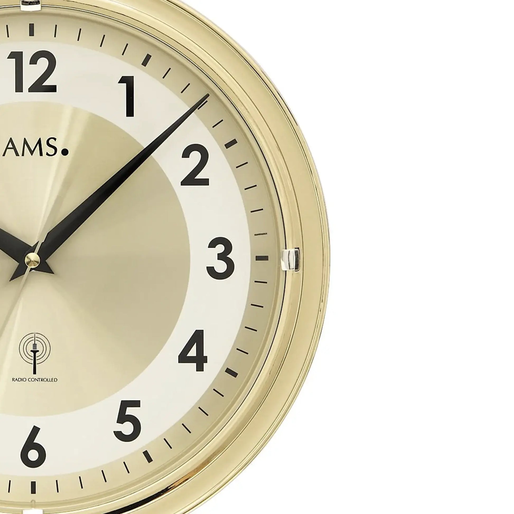 AMS Funk-Wanduhr: Messingrahmen, beiges Zifferblatt, schwarze arabische Ziffern