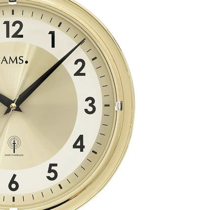 AMS Funk-Wanduhr: Messingrahmen, beiges Zifferblatt, schwarze arabische Ziffern