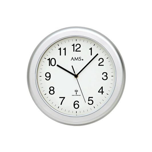 Runde Wanduhr mit silbernem Rahmen, weißem Ziffernblatt und schwarzen Zeigern, AMS