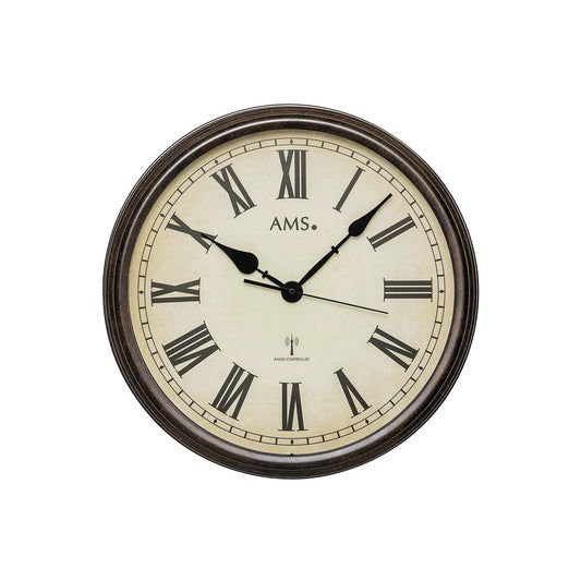 Wanduhr mit braunem Rahmen, römischen Ziffern und schwarzen Zeigern