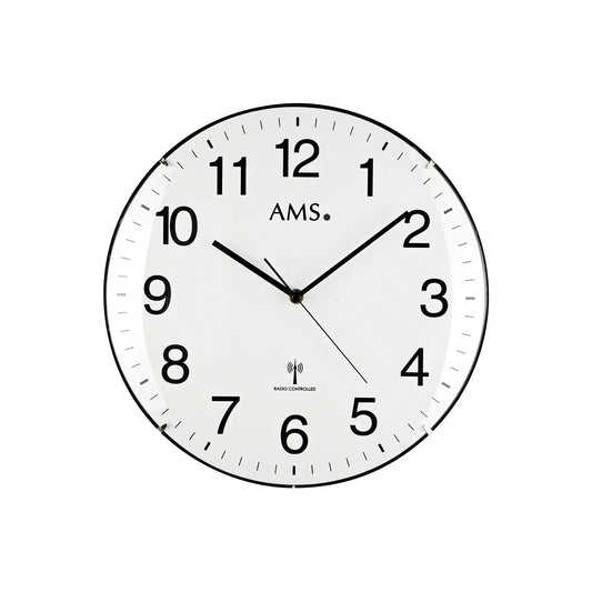 Runde Funk-Wanduhr mit weißem Ziffernblatt, schwarzen Zahlen und Zeigern, AMS-Aufdruck