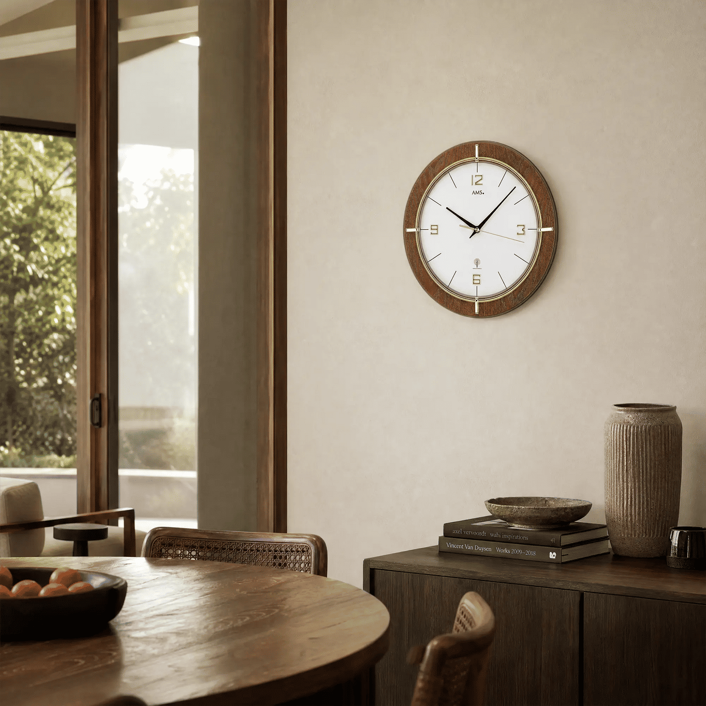 Funk-Wanduhr an der Wand: nussbaumfarbener Rahmen, weißes Zifferblatt, goldene Zeitzahlen