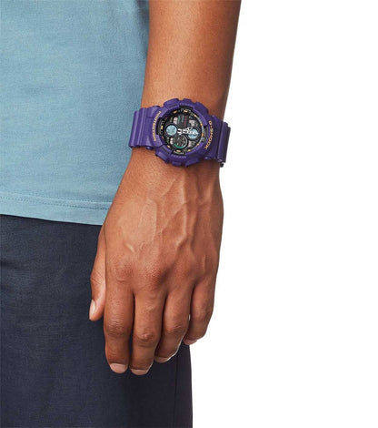 Casio G-Shock Herrenuhr am Handgelenk, blaues Resinband und dunkles Zifferblatt