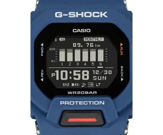 G-Shock Digitaluhr mit blauem Gehäuse und schwarzem Display mit Uhrzeit