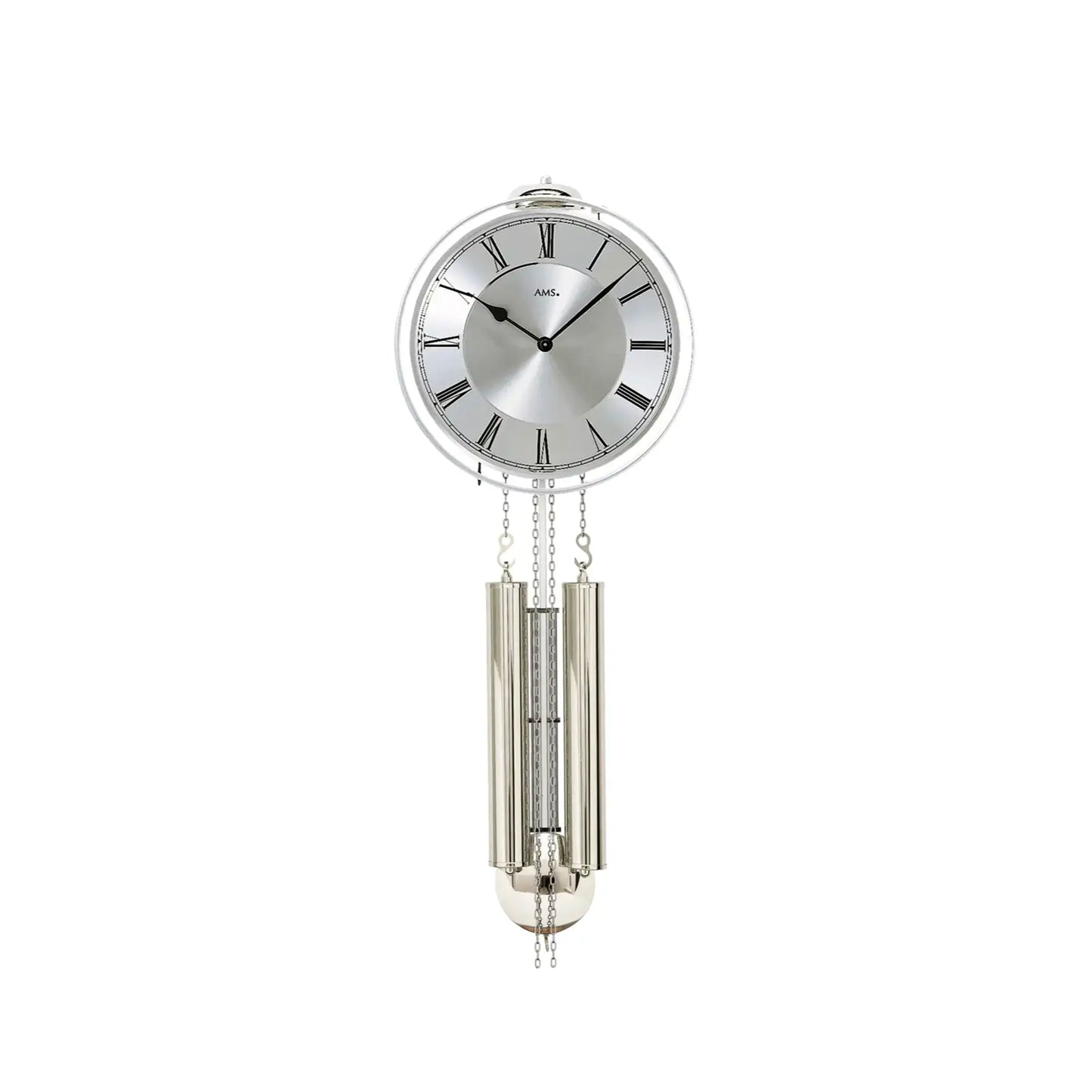 Silberne Wanduhr mit rundem Zifferblatt und zwei Pendelsäulen mit Ketten