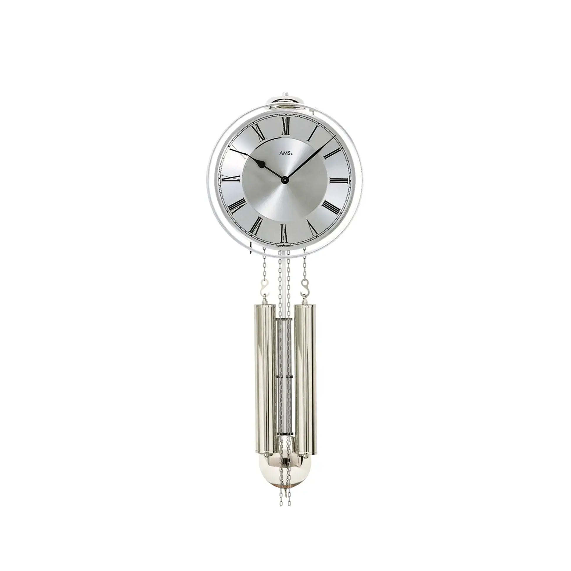 Silberne Wanduhr mit rundem Zifferblatt und zwei Pendelsäulen mit Ketten