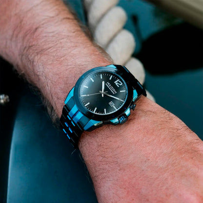 Holzkern Armbanduhr am Handgelenk, blaues Metallarmband, schwarzes Zifferblatt