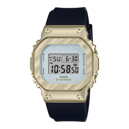 Casio G-Shock Uhr mit gelbgoldfarbener Metalllünette und schwarzem Kautschukband
