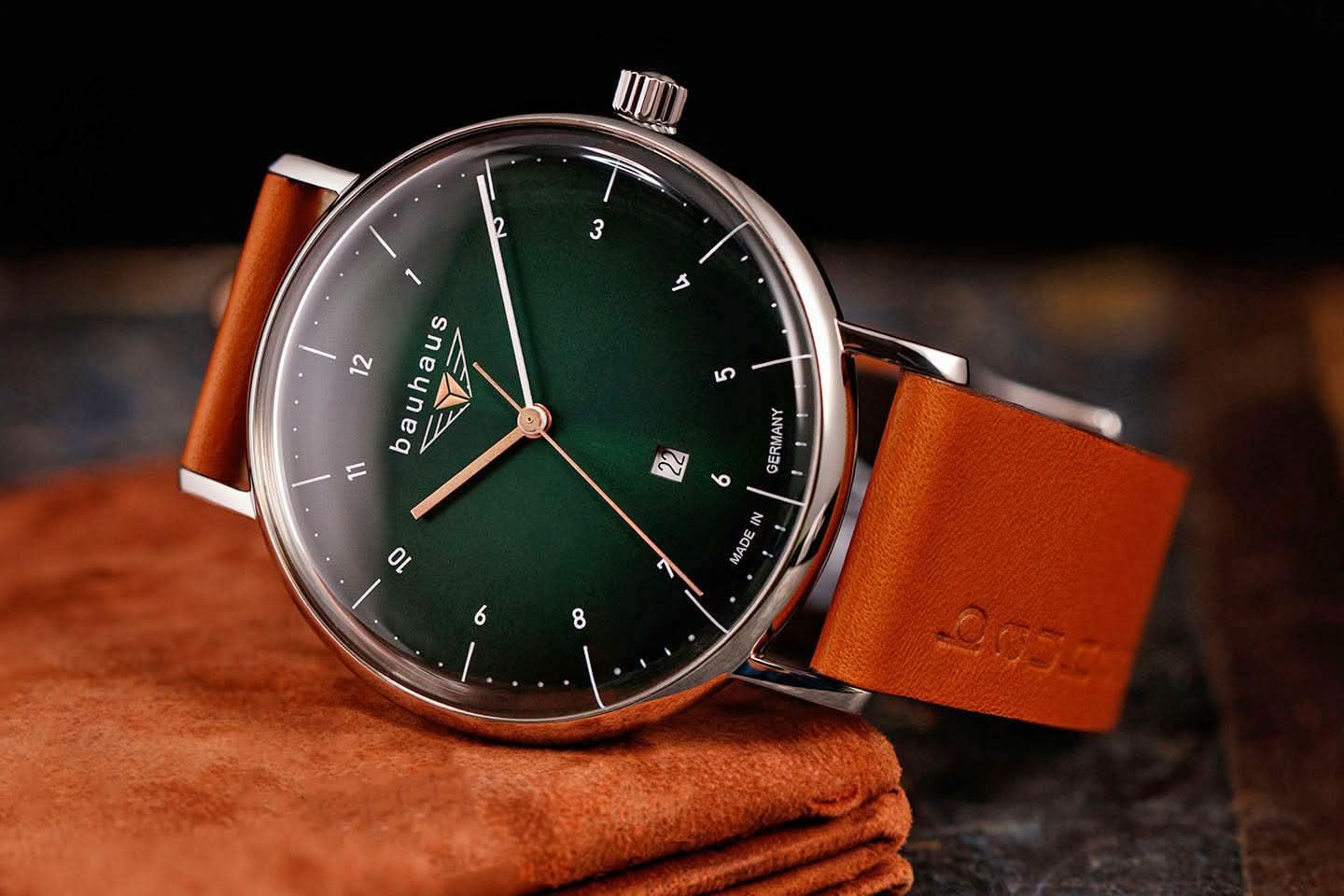 Herrenuhr mit braunem Lederband, silbernem Gehäuse und dunkelgrünem Zifferblatt, Bauhaus-Logo
