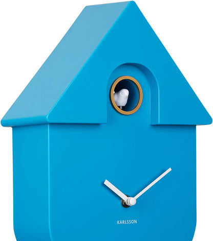 Blaue Wanduhr in Hausform aus Kunststoff mit goldenem Uhrkreis und zwei Zeigern