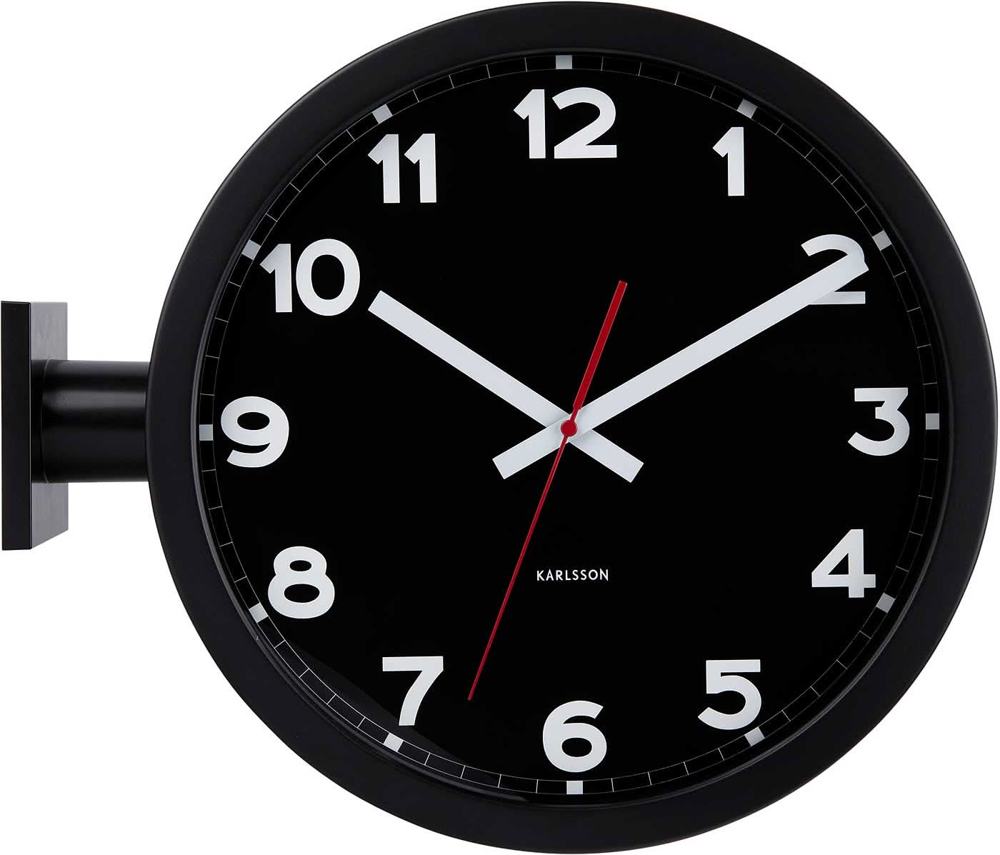 Wanduhr: schwarzes Zifferblatt, weiße Zahlen, rote Zeiger, Karlsson-Logo