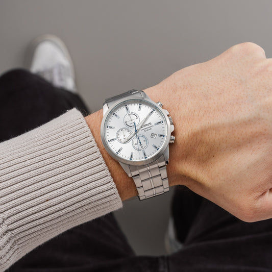 Zegarek Lorus Chronograph na nadgarstku, srebrna metalowa bransoleta i biała tarcza