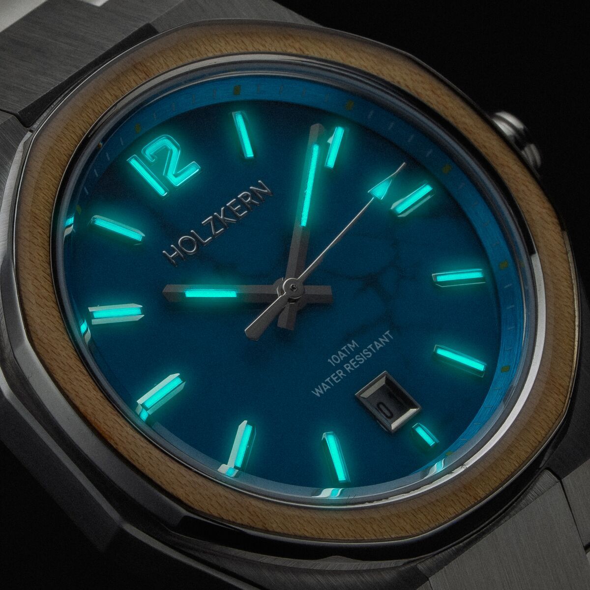 Herrenarmbanduhr im Detail: blaues Zifferblatt mit leuchtenden Indexen, Holzlünette