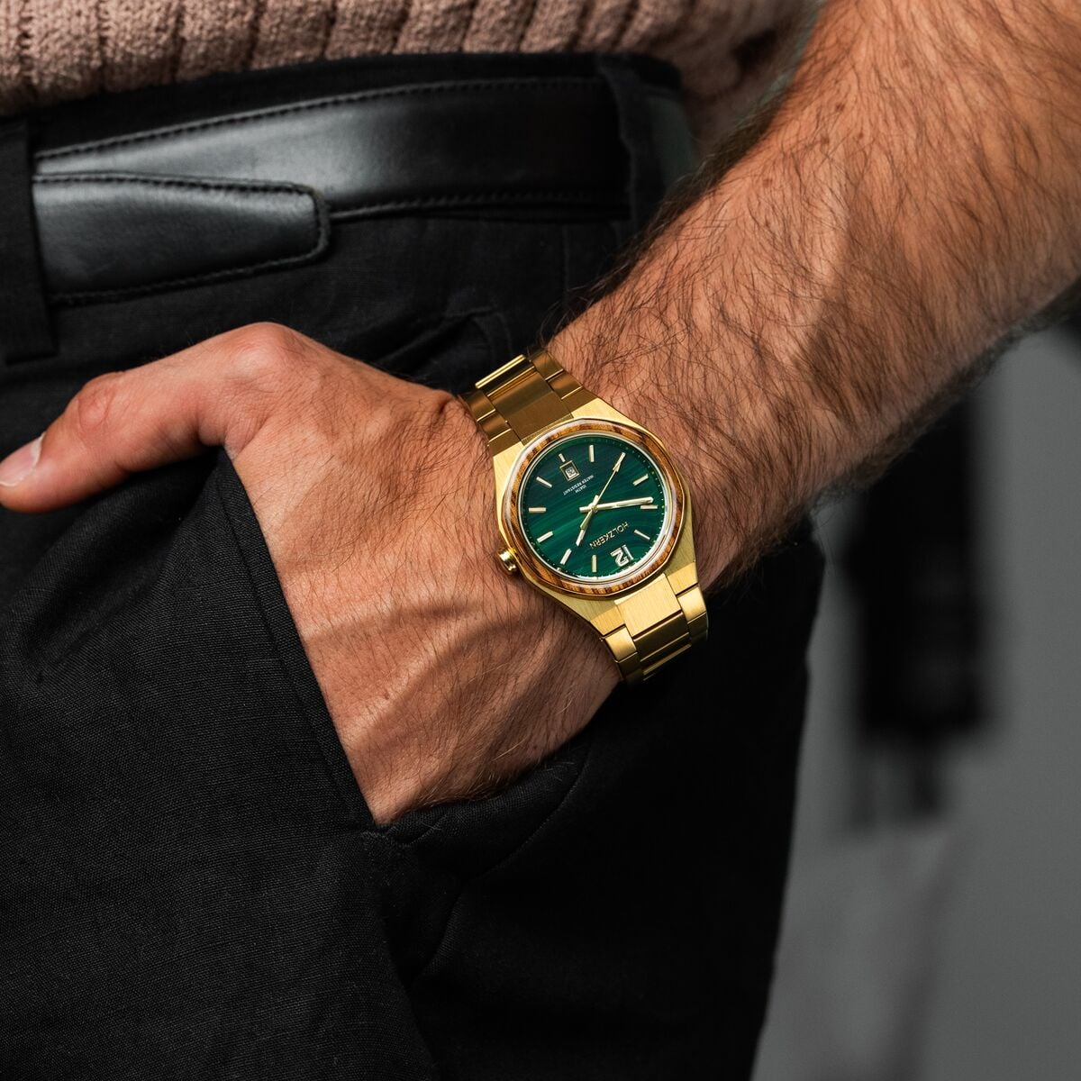 Herren-Armbanduhr am Handgelenk: grünes Malachit-Zifferblatt, goldfarbenes Metallarmband