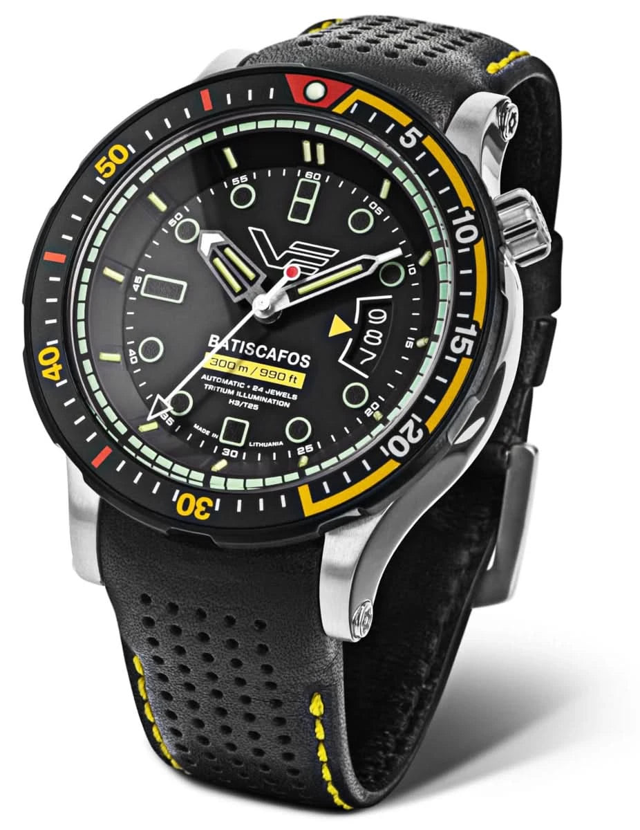 Herrenuhr mit schwarzem Zifferblatt, gelb-akzentierter Lünette und schwarzem Armband mit Perforation