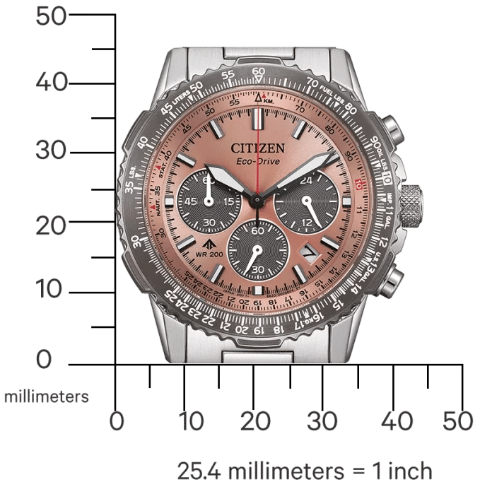 Herrenarmbanduhr mit braunem Chronograph-Zifferblatt, schwarzen Totalisatoren und silberner Lünette.