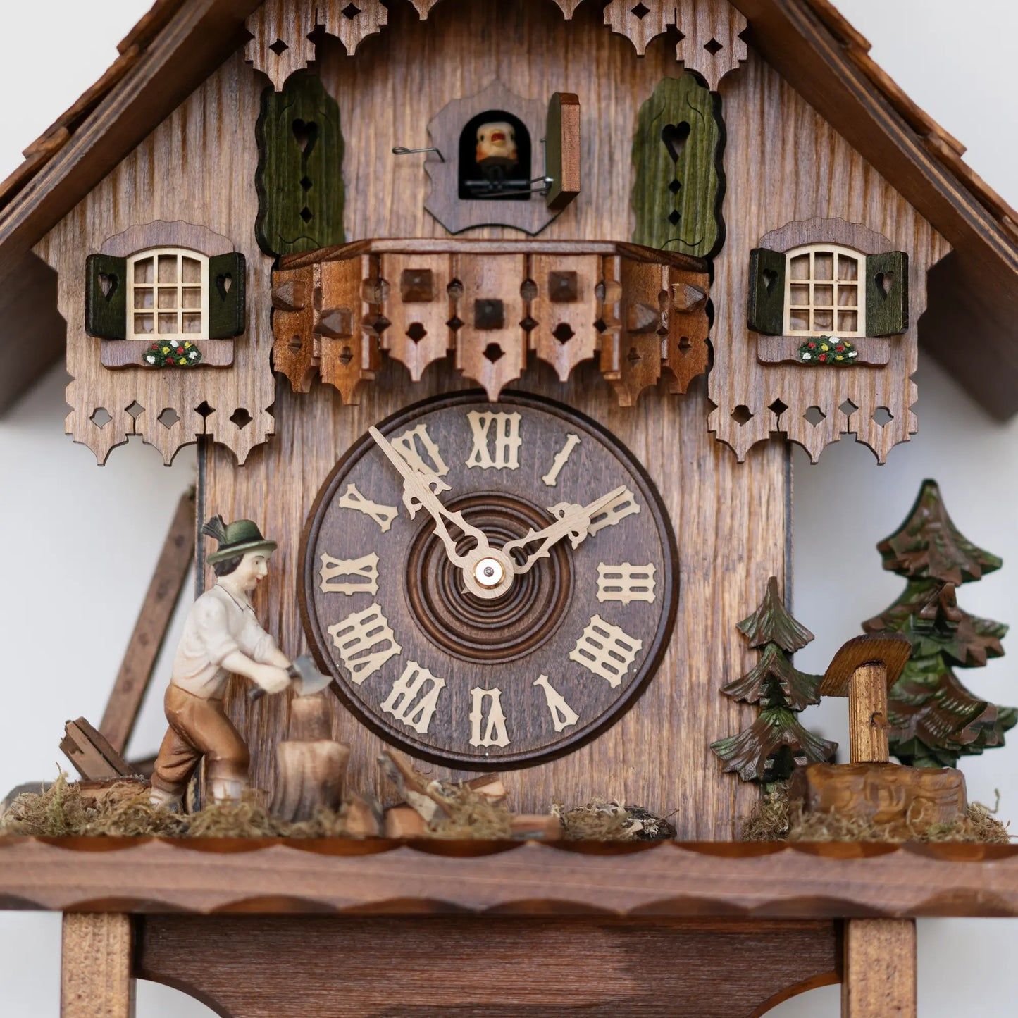 Rombach & Haas Holzhacker 3467 Wanduhr Holz (dunkel) • Mechanisches 8-Tage-Werk • Filigrane Handschnitzerei