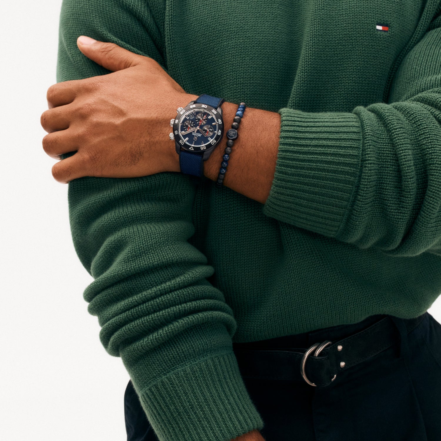 Zegarek męski Tommy Hilfiger w szczegółach: tarcza z włókna węglowego, mechanizm kwarcowy, niebieski pasek