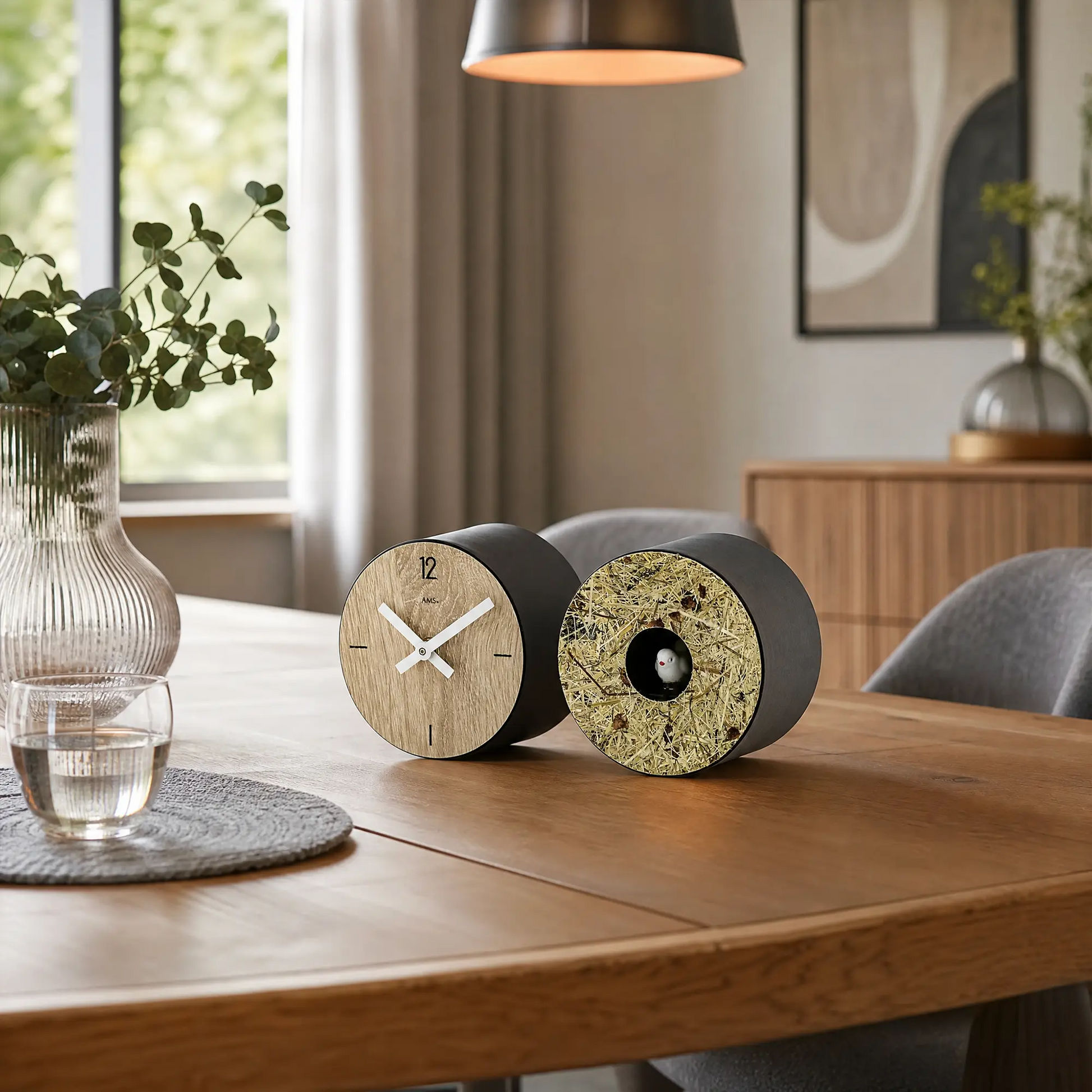 Tischuhr mit Holz-Zifferblatt und schwarzem Gehäuse auf einem Holztisch