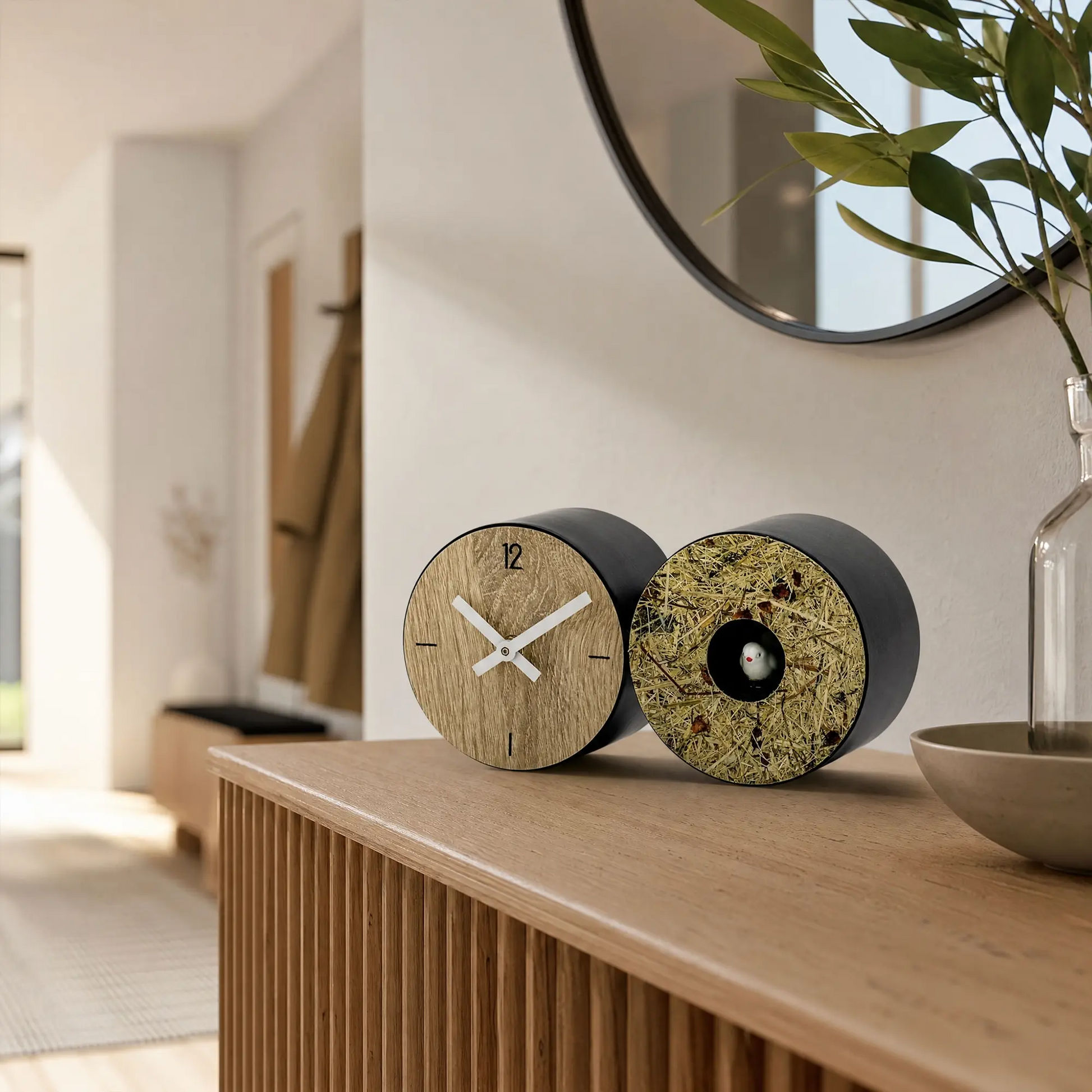 Tischuhr mit Holz-Zifferblatt, rundem Vogelmelodie-Fenster und schwarzem Gehäuse