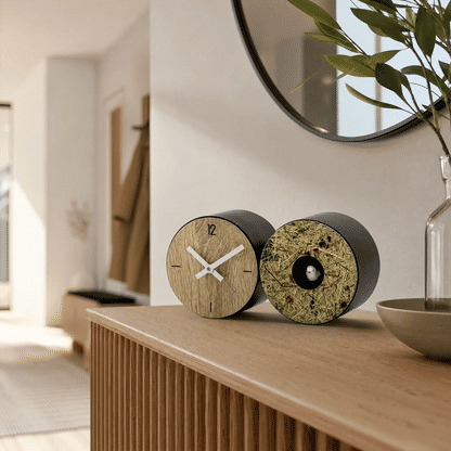 Tischuhr mit Holz-Zifferblatt, rundem Vogelmelodie-Fenster und schwarzem Gehäuse