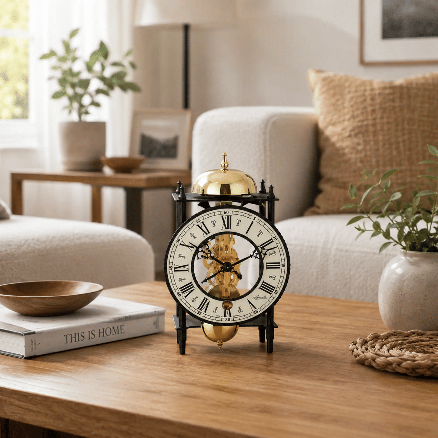 Mechanische Tischuhr mit sichtbarem goldfarbenem Uhrwerk, rundes Ziffernblatt auf Holzsideboard