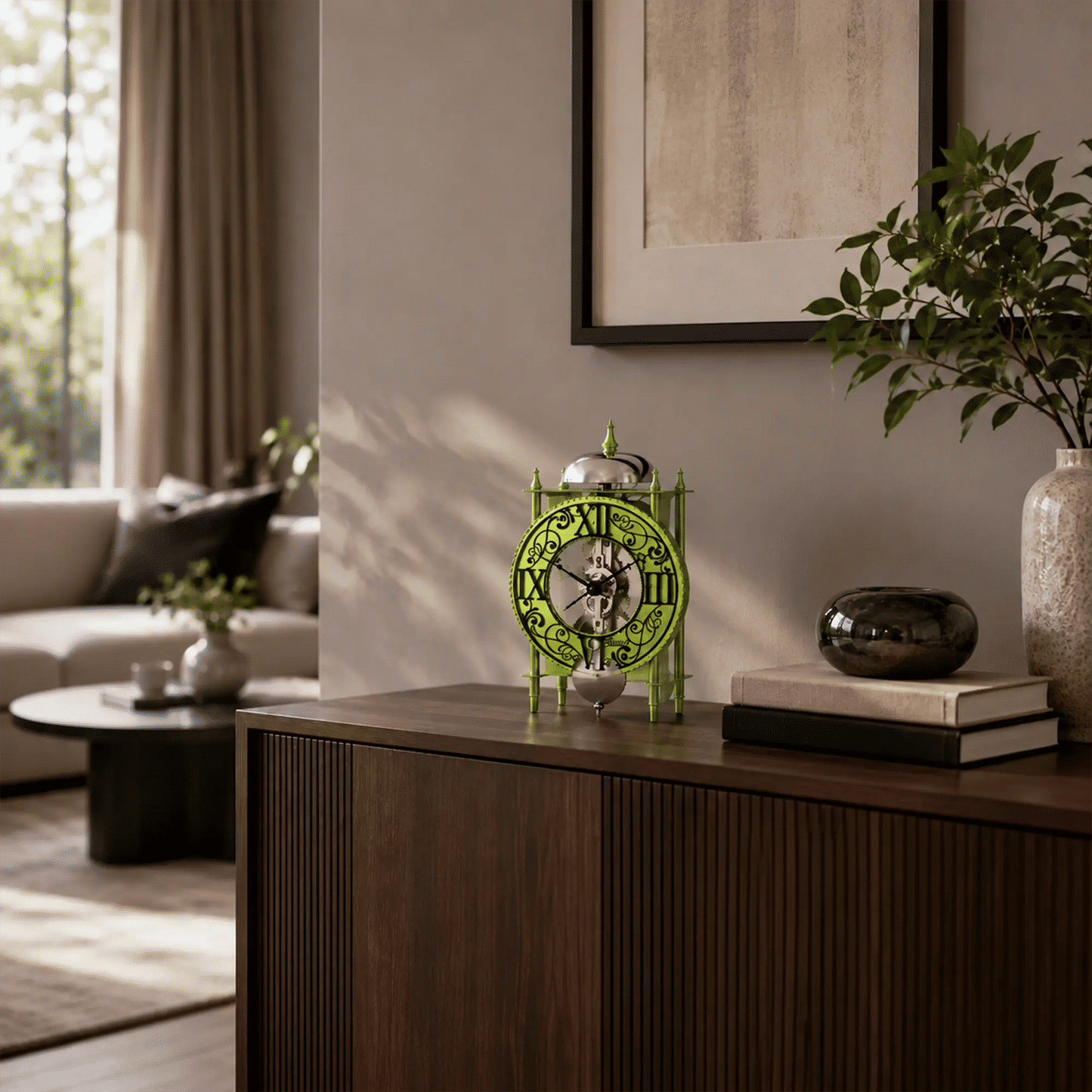 Kleine grüne Tischuhr mit transparenter Kuppel und römischem Zifferblatt auf Sideboard