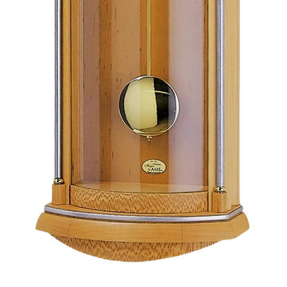 Pendel-Wanduhr aus hellem Holz mit Wurzelholz-Finish, Glasscheibe und Metallstangen