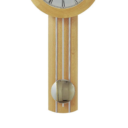 Wanduhr aus massivem Holz mit rundem Zifferblatt und Metallpendel, silberfarbene Details